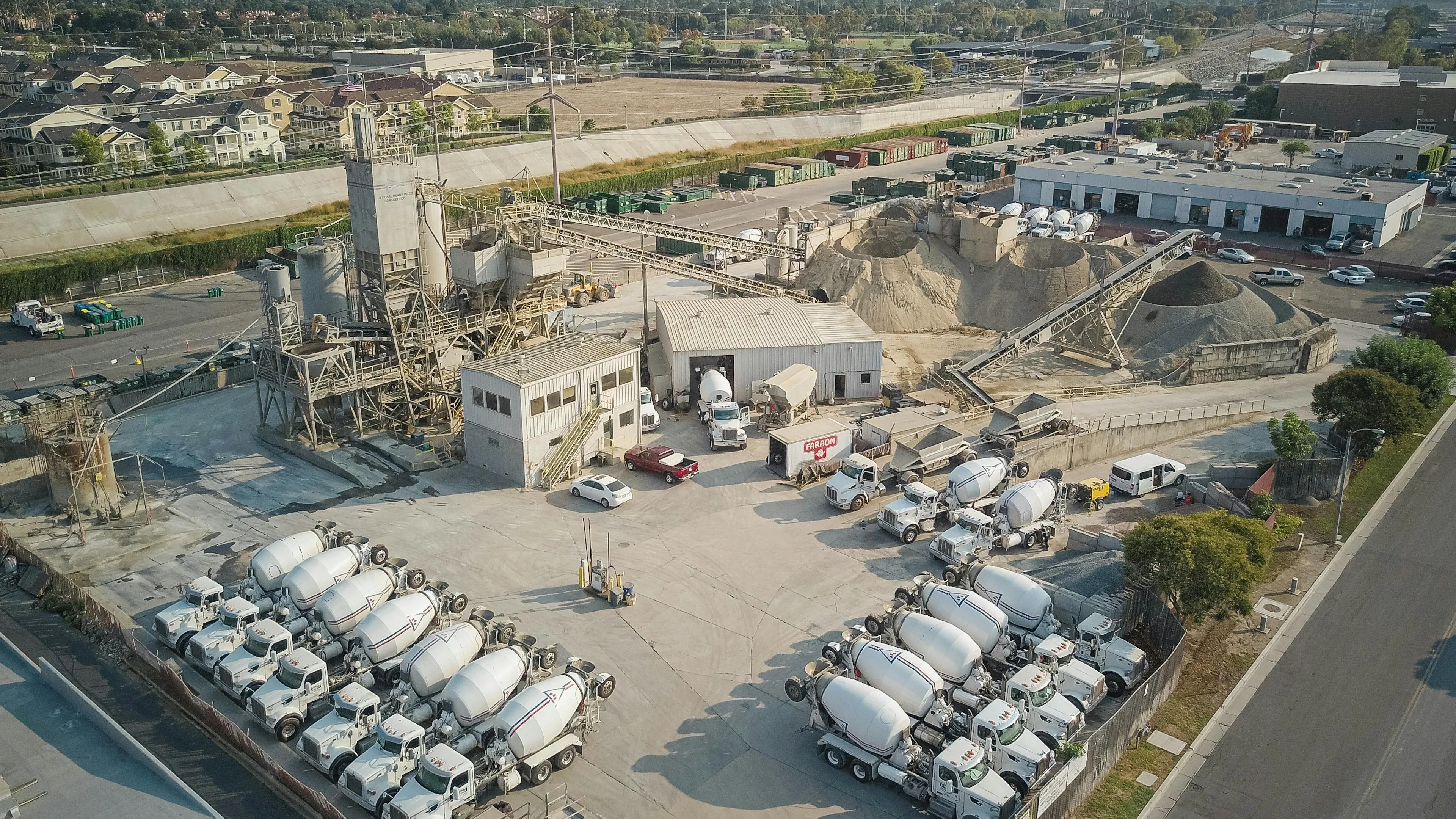 Wytwórnia betonu towarowego z gruszkami betonowymi i zapleczem produkcyjnym